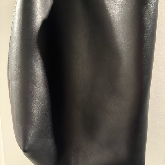 Madewell Black Essential Bucket Tote - Picture 8 of 11